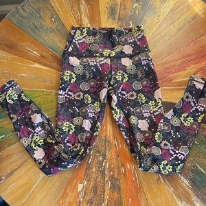 Lululemon Wonder Under 28” Leggings, size 2